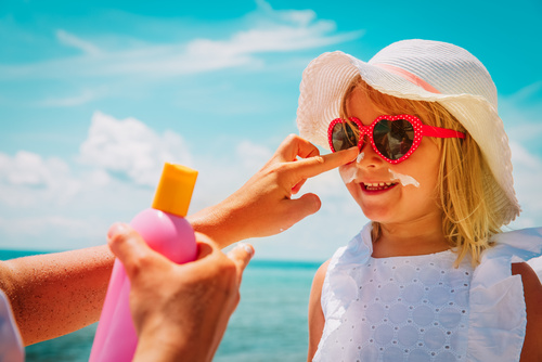 Wie Sie Ihre Kinder richtig vor der Sonne schützen - Hautarztpraxis Dr.  Kirschner